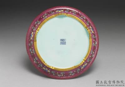 图片[3]-Hollyhock-shaped cup and tray set in yang-ts’ai enamels with incised red ground pattern of flower brocade and Indian lotus décor 1742 (Ch’ien-lung reign)-China Archive